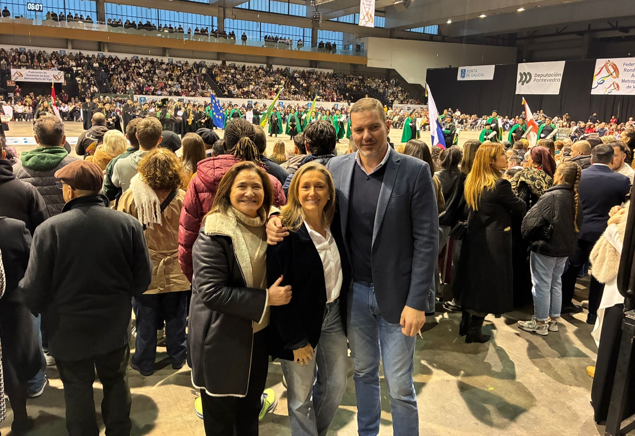 El conselleiro de Cultura, Lingua e Xuventude, José López Campos, junto a representantes locales, sigue el desfile de las rondallas desde la pista en un certamen que reunió a miles de personas en Vigo.