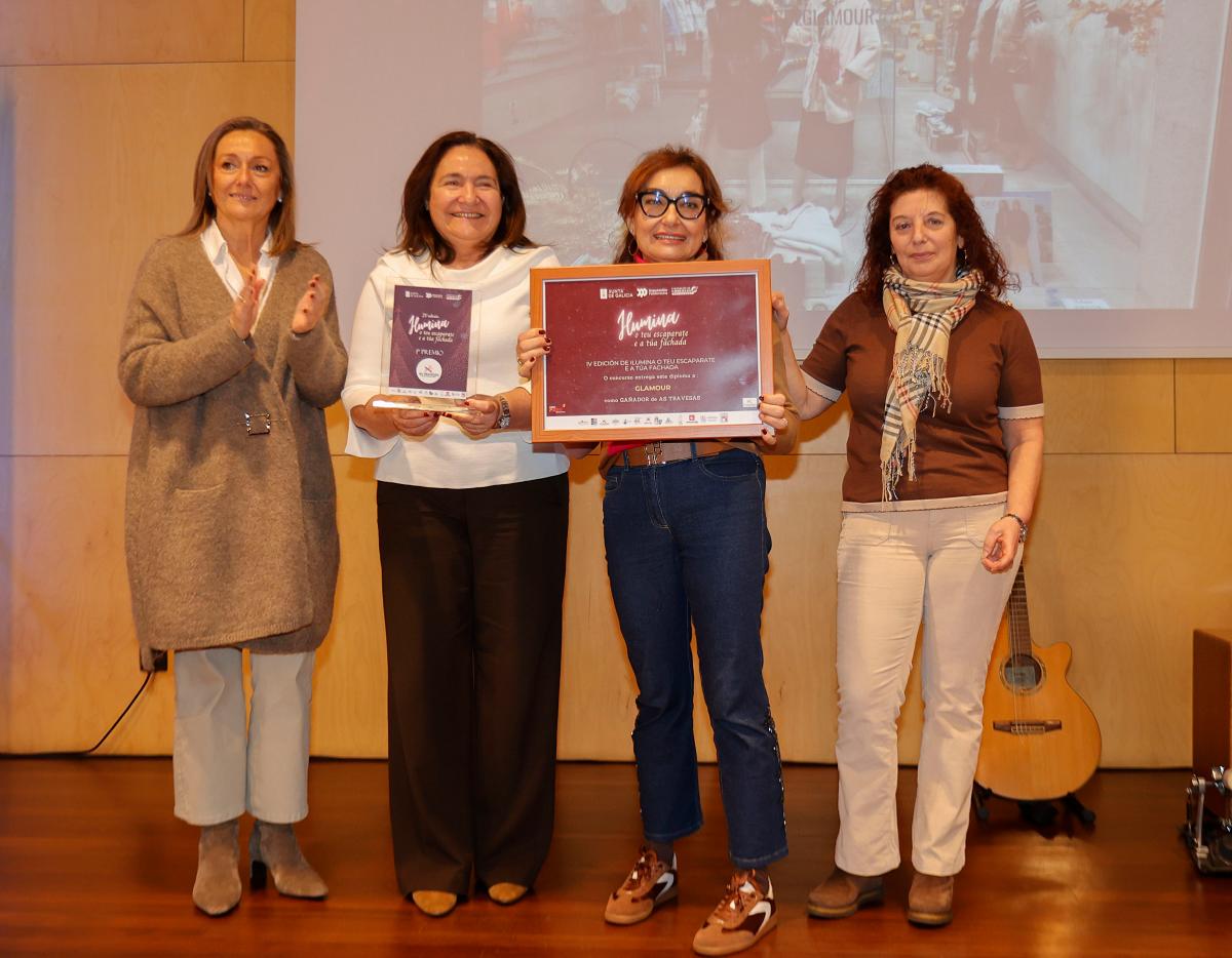 Entrega del premio a Glamour, ganador en la categoría As Travesas, durante la gala de la cuarta edición de la campaña Ilumina tu escaparate y tu fachada.