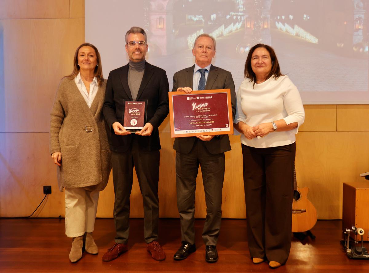 Hotel Pazo Los Escudos, galardonado en la categoría AHOSVI, recibe el reconocimiento en el acto celebrado en Vigo, con la presencia de representantes institucionales y del sector comercial.