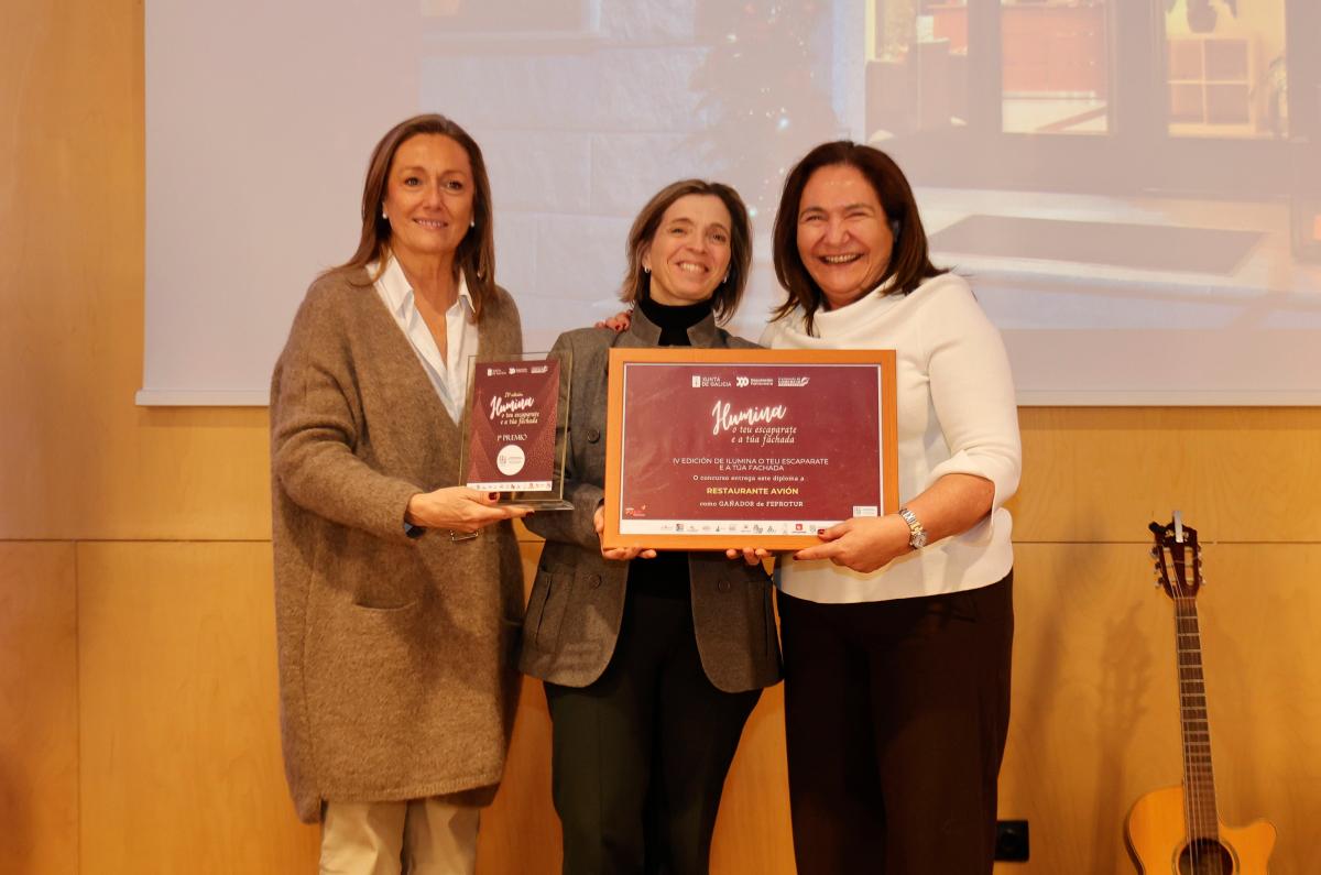 Las representantes del Restaurante Avión, ganador en la categoría Feprotur, posan con el premio junto a la delegada territorial de la Xunta en Vigo, Ana Ortiz.