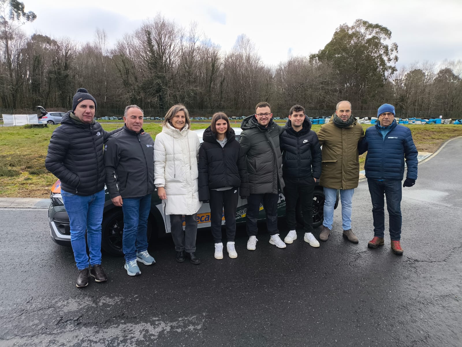 Foto de grupo de los participantes, técnicos y representantes institucionales tras la prueba de selección del programa +Talento Motor, celebrada en el circuito de A Madalena (Forcarei), que proclamó vencedor al piloto pontevedrés Iago García.
