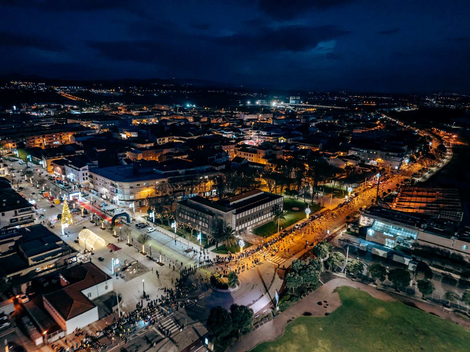 Vista aérea do centro de Esposende iluminado durante a realização da Corrida de Ano Novo, que reuniu cerca de 2 400 participantes e marcou o arranque do calendário desportivo municipal de 2026.