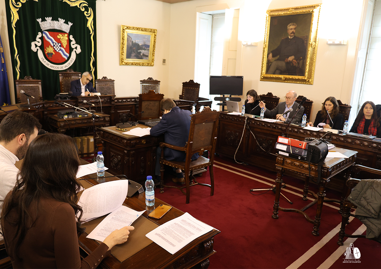 Aspeto da reunião ordinária da Câmara Municipal de Arcos de Valdevez, realizada a 16 de janeiro de 2026, durante a qual foram aprovadas várias deliberações nas áreas da habitação, ação social, obras municipais e cultura.
