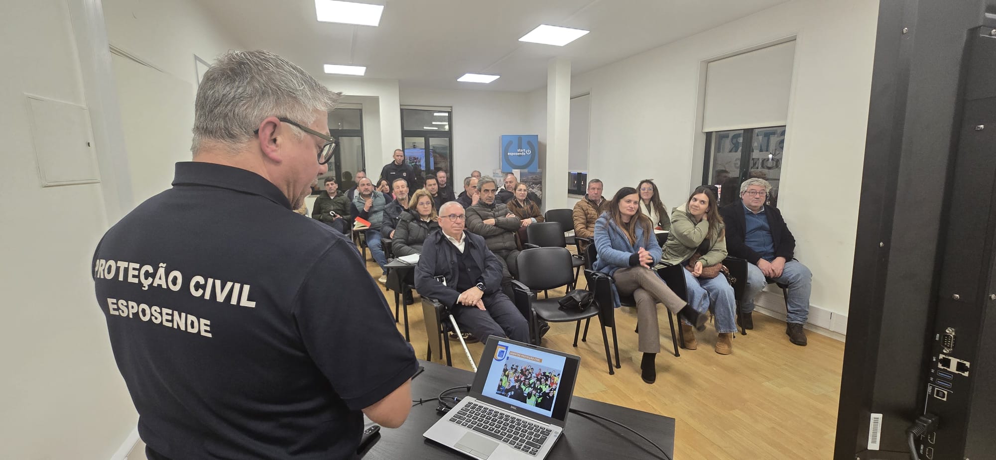 Elemento do Serviço Municipal de Proteção Civil de Esposende durante a apresentação dos conteúdos formativos, numa ação integrada na Estratégia Nacional para uma Proteção Civil Preventiva 2030.