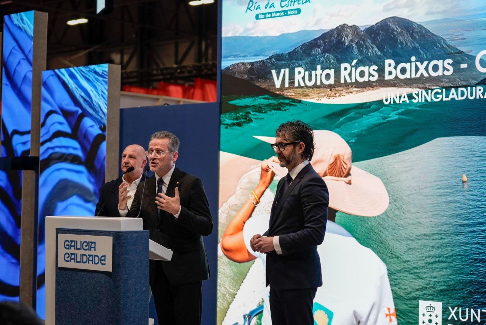 Luís Oujo interviene durante la presentación en FITUR de la VI Ruta Náutica Rías Baixas–Camino de Santiago Ría de Muros Noia y del I Raid Marítimo Baiona–Santiago, acompañado por representantes institucionales y del sector náutico.