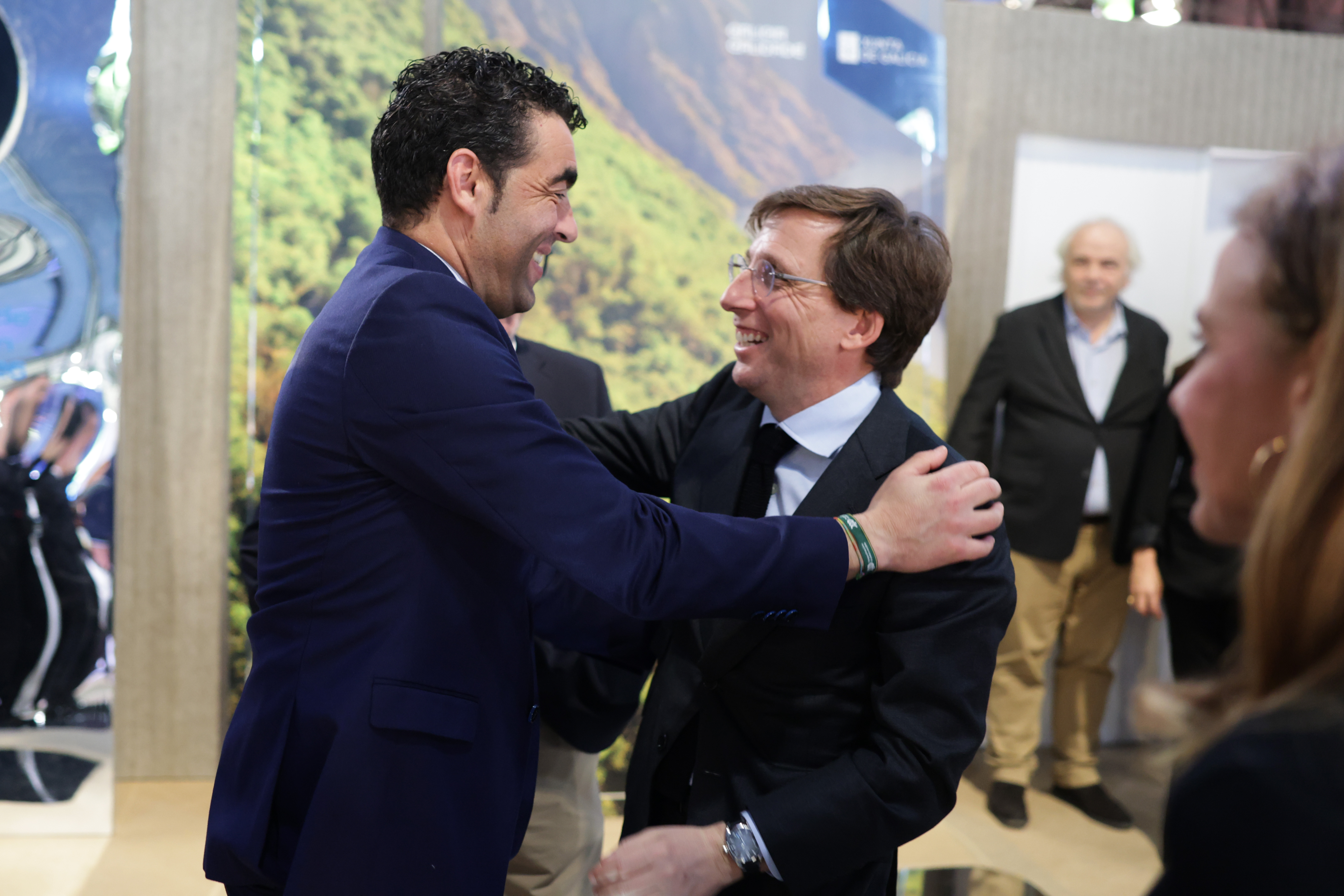 El presidente de la Deputación de Pontevedra, Luis López, saluda al alcalde de Madrid, José Luis Martínez-Almeida, durante uno de los encuentros institucionales celebrados en FITUR en el marco de la promoción del destino Rías Baixas.