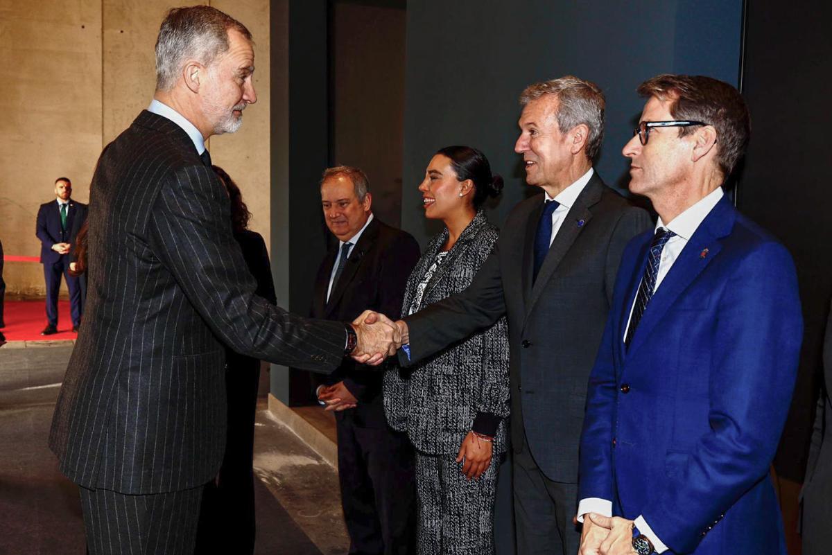 El rey Felipe VI saluda a las autoridades durante la inauguración oficial de FITUR 2026 en IFEMA, presidida por SS. MM. los Reyes.