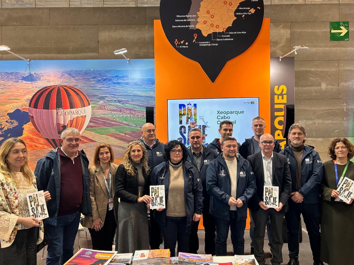 Representantes del Geoparque Cabo Ortegal durante la presentación de la nueva Guía del Paisaje, que propone rutas autoguiadas para descubrir el territorio.