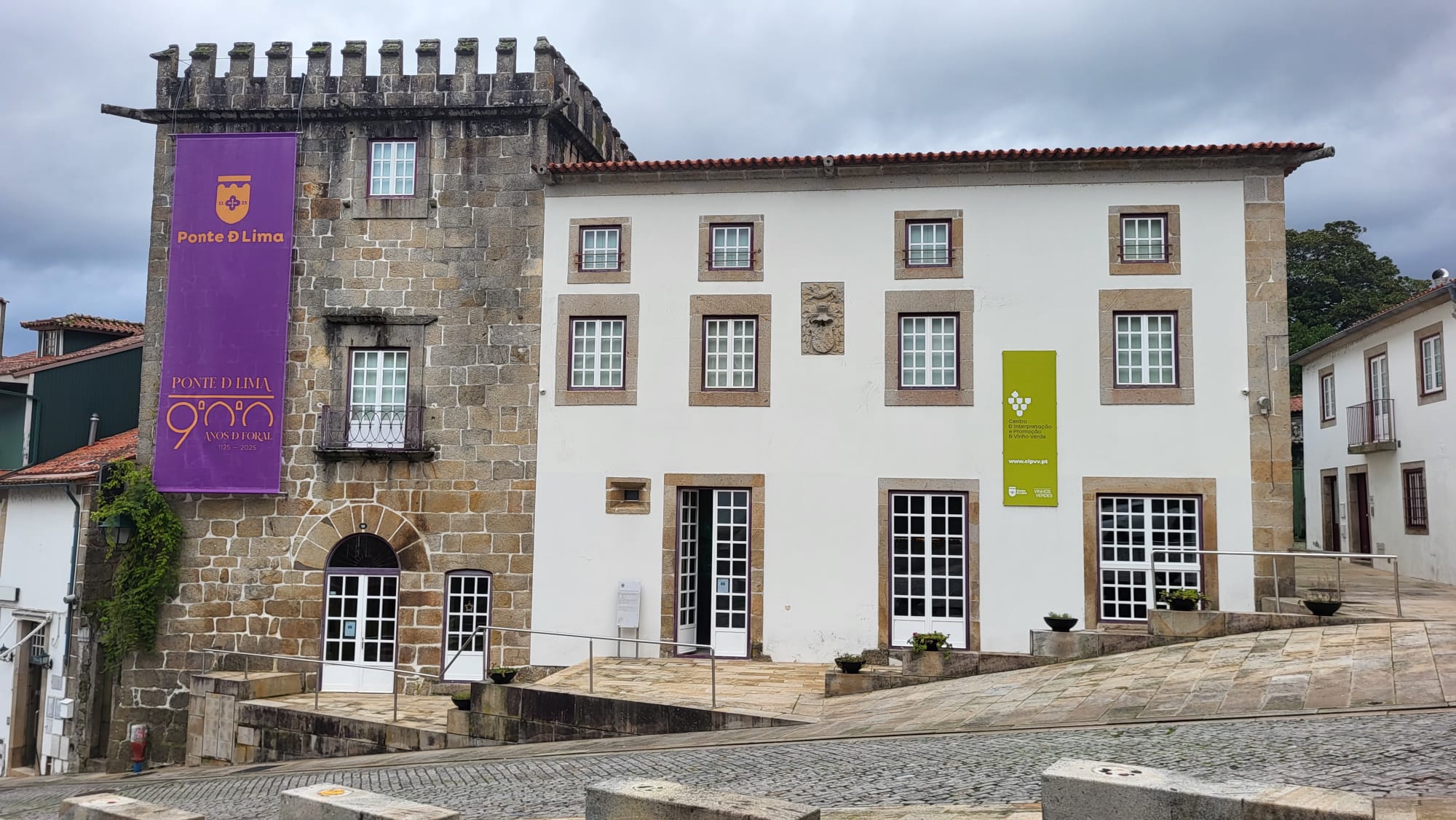 El Centro de Interpretación y Promoción del Vino Verde (CIPVV), situado en el casco histórico de Ponte de Lima, celebra diez años como espacio de referencia para descubrir el Vinho Verde a través de catas, exposiciones y actividades culturales.