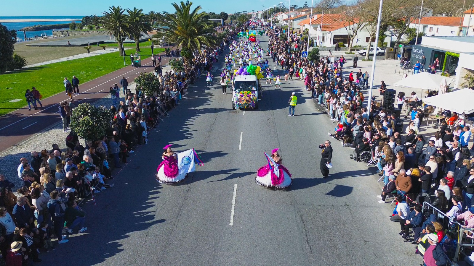 Vista aérea del desfile de Carnaval en la Marginal de Esposende, uno de los momentos más multitudinarios de la fiesta, con gran participación popular y ambiente familiar junto al mar.