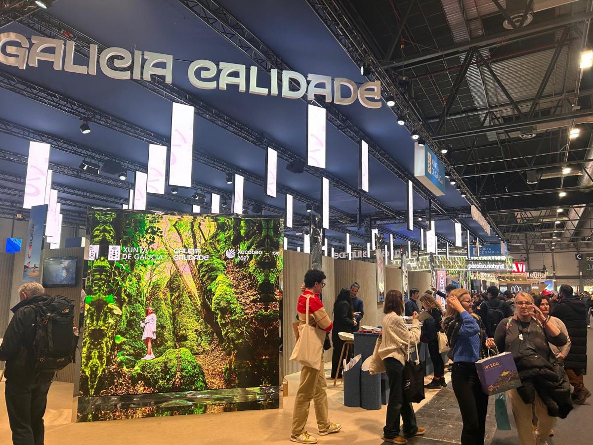 Vista general del expositor de Galicia en Fitur 2026, distinguido como mejor stand autonómico y mejor expositor sostenible por su diseño innovador y su apuesta por materiales reciclados y de proximidad.