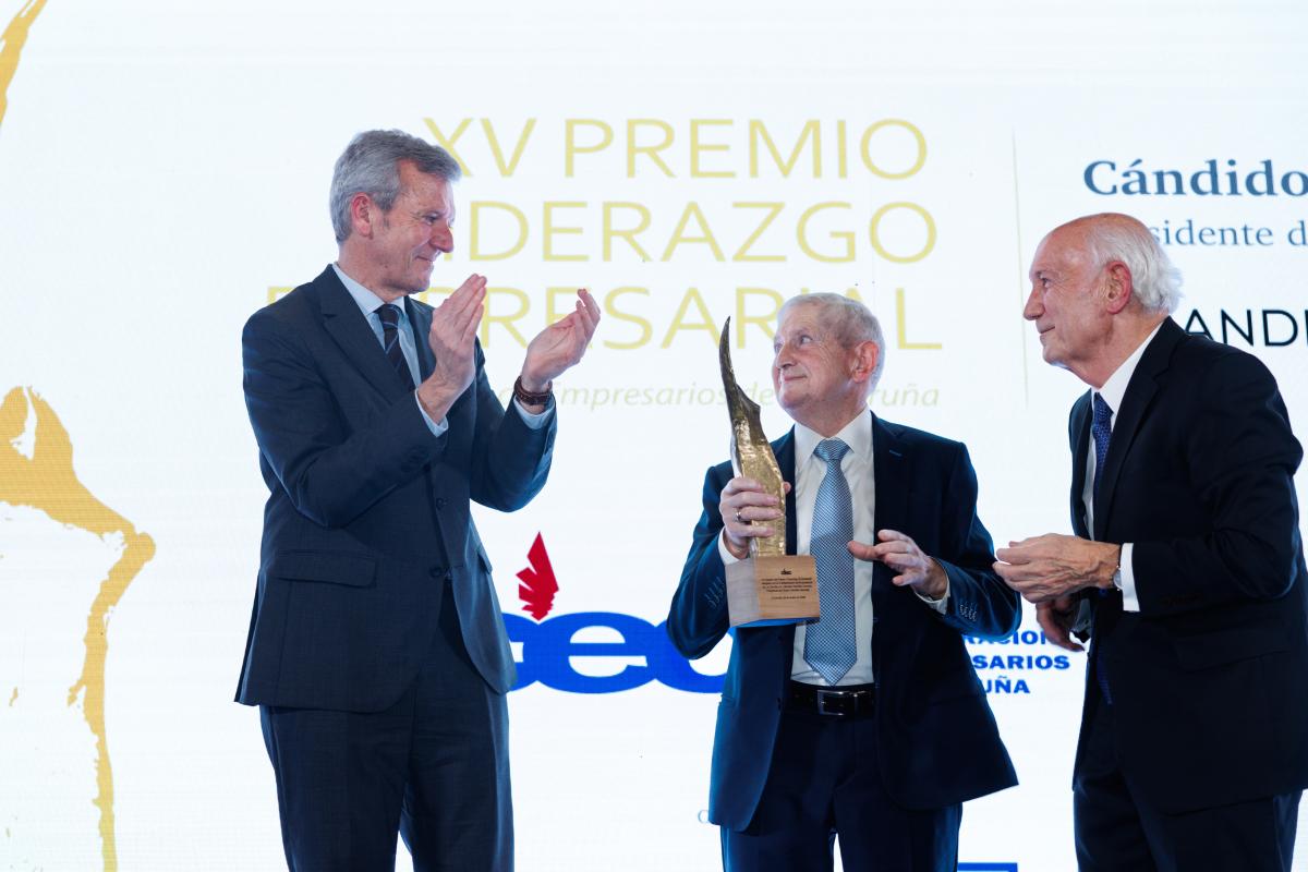 Cándido Hermida recibe el XV Premio Liderazgo Empresarial de la CEC, arropado por representantes institucionales y empresariales, durante el acto celebrado en A Coruña.