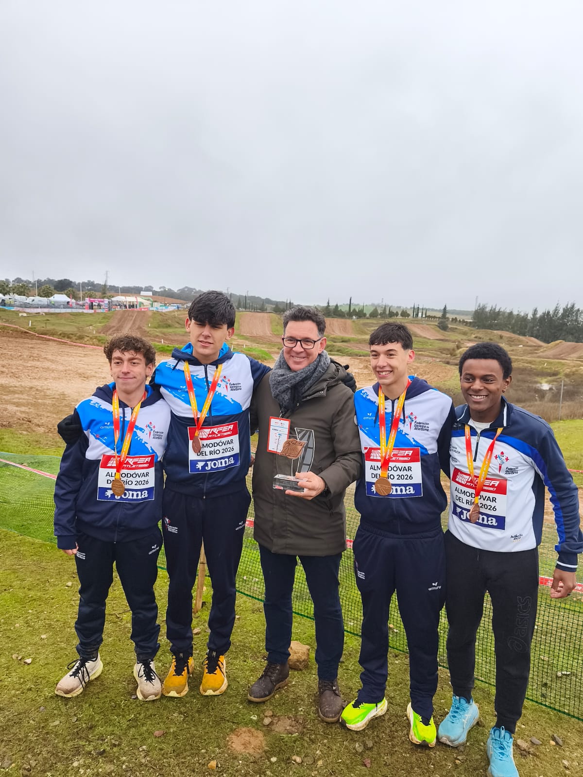 El equipo gallego Sub20 masculino posa con sus medallas tras lograr el bronce por selecciones en el Campeonato de España de campo a través celebrado en Almodóvar del Río.