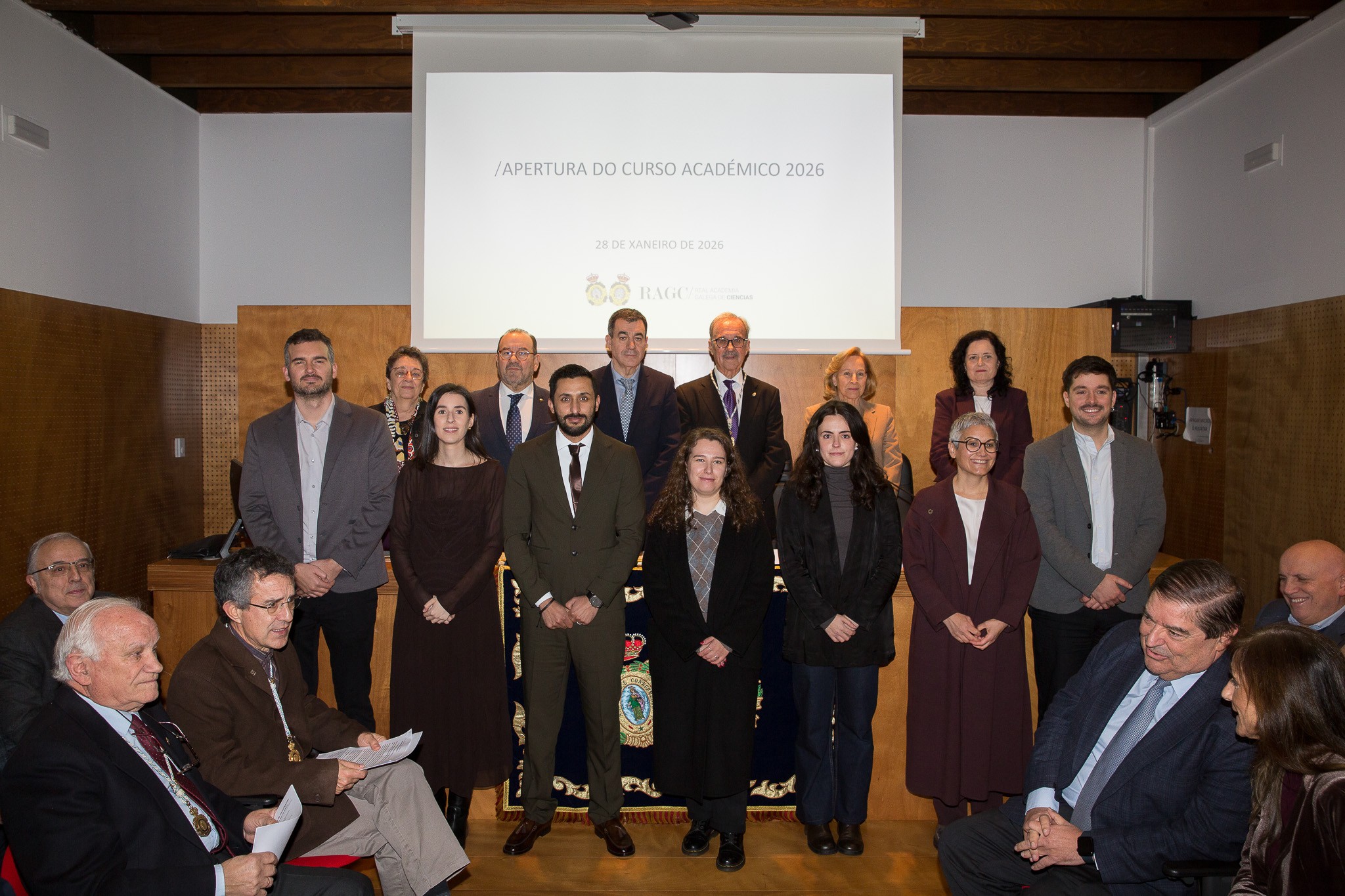 Foto de familia dos premiados e autoridades durante o acto de apertura do curso da Real Academia Galega de Ciencias, celebrado no Pazo de San Roque en Santiago, coa entrega dos Premios de Investigación Fundación Barrié-RAGC.