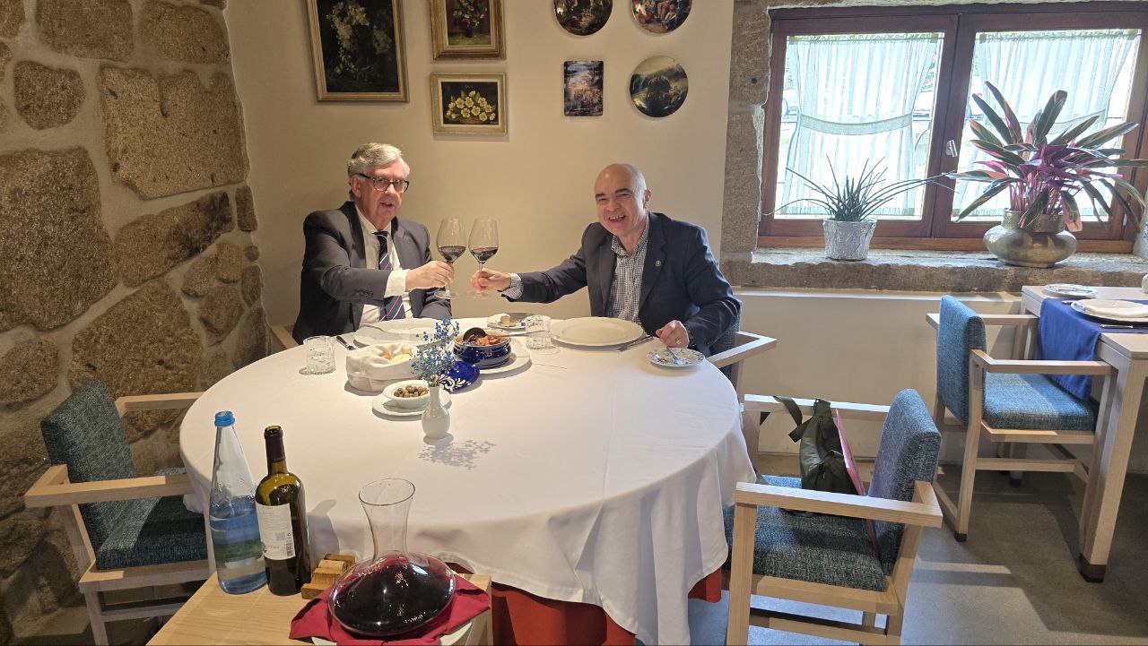 Juan Manuel Vieites brinda junto al director de Diario Luso-Galaico, Roberto Ledo, durante su visita al restaurante PIMM’S en Ponte de Lima, donde destacaron la calidad gastronómica y el ambiente acogedor del establecimiento.