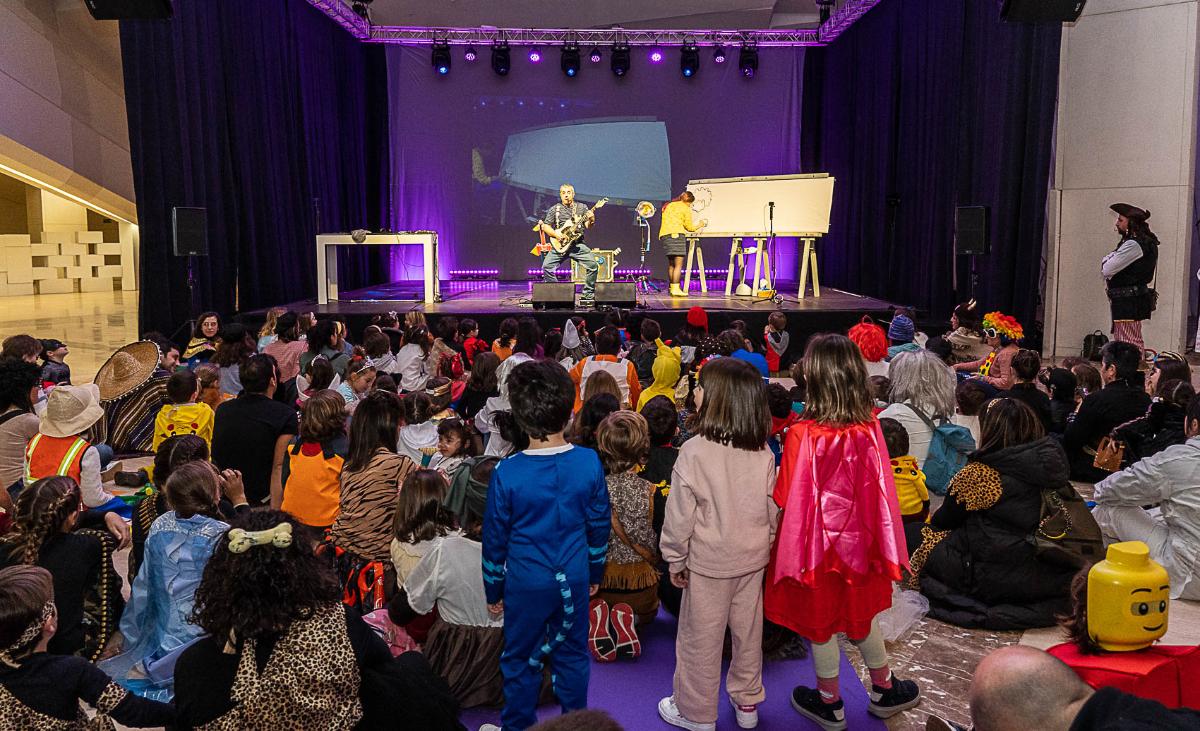 Niños y familias participan disfrazados en una tarde festiva de Entroido en la Cidade da Cultura, con música y actividades inspiradas en la exposición de Francisco Asorey.
