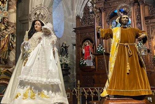 La Virgen del Rosario con el Niño y San José portando la candela, protagonistas de la primera procesión del año en Cangas.
