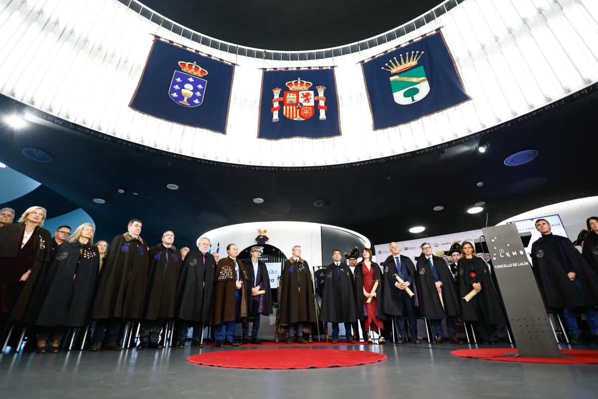 Autoridades y nuevos miembros de la Encomenda del Cocido posan en Lalín en una jornada festiva presidida por la tradición y la gastronomía gallega.