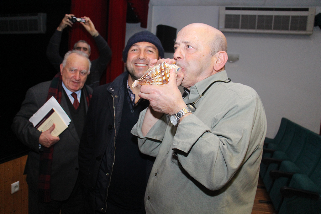 Miguel Anxo fai soar a caracola, como brúa o mar, ante a mirada de Alonso Montero.