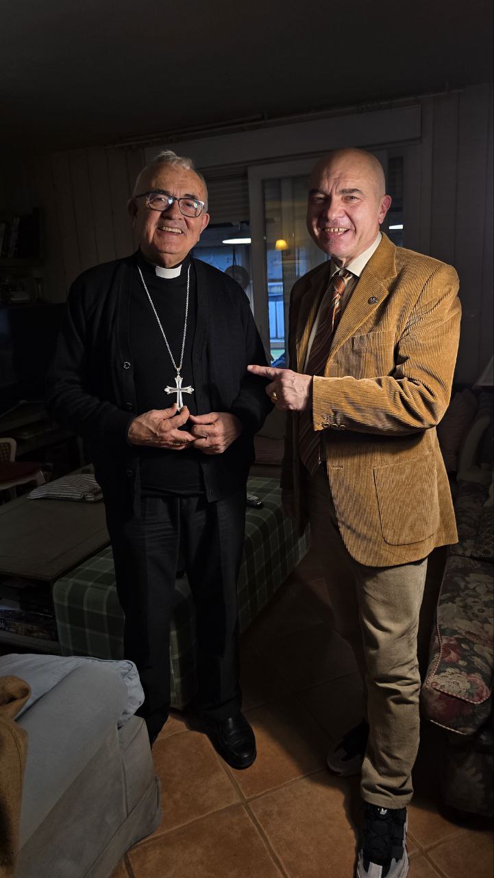 Monseñor Gilberto Gómez, obispo de Abancay (Perú), con Roberto Ledo, director de DL-G.