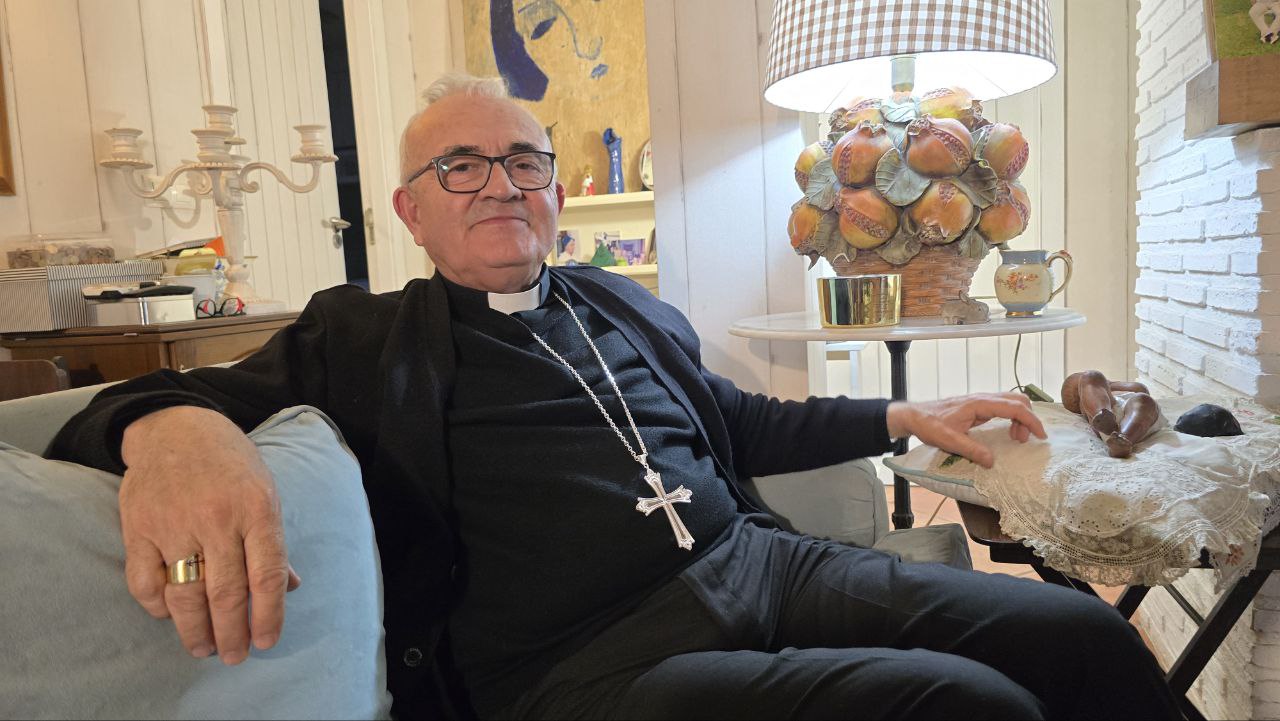 Monseñor Gómez, en un momento distendido de la conversación, en la que destaca la importancia de “escuchar mucho” al pueblo y a los sacerdotes.