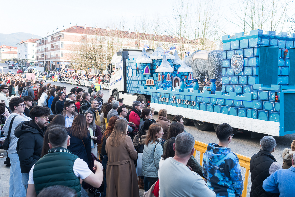 La carroza de la Asociación Cultural San Xurxo, ganadora en la categoría de carrozas con su propuesta inspirada en la mitología, a su paso por el recorrido del Desfile-Concurso de Entroido de Tui.