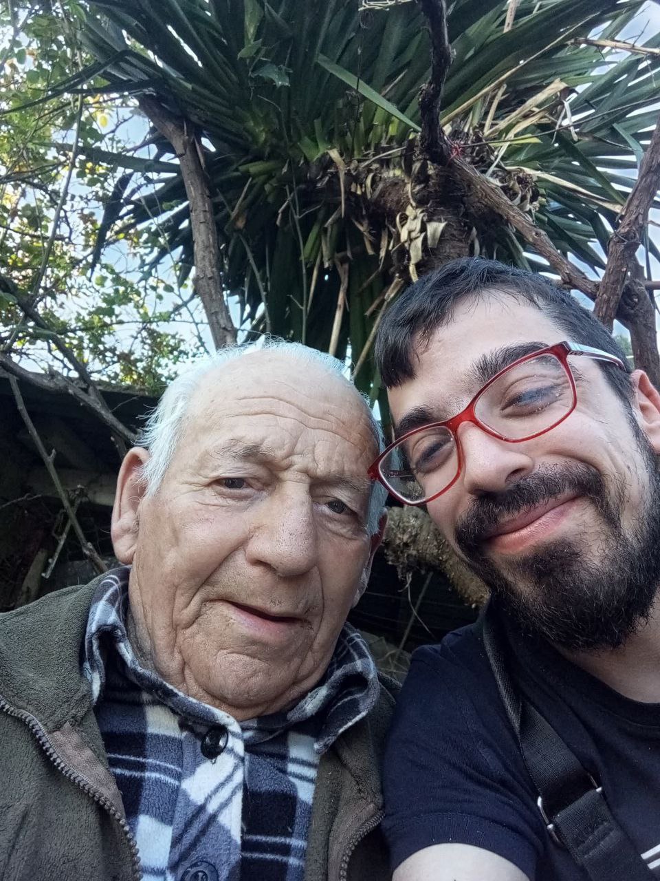 Aurelio Outerelo e o seu neto Alejandro, dúas xeracións unidas pola memoria e pola historia familiar.