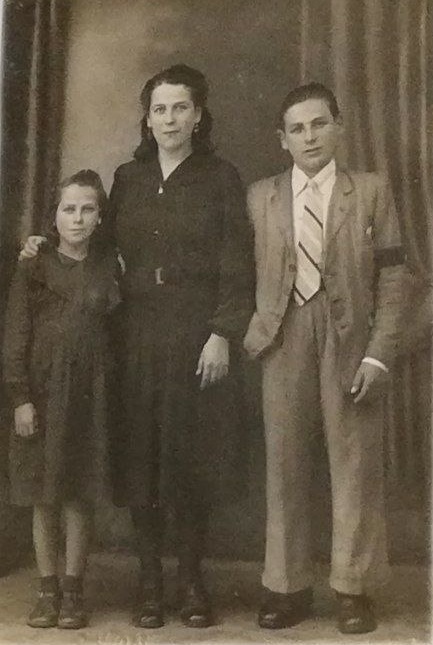 Aurelio Outerelo con Celia e Alicia, os tres fillos de Aurelio e Jesusa, nunha imaxe tomada tras o regreso da familia a Galicia, nos anos trinta.
