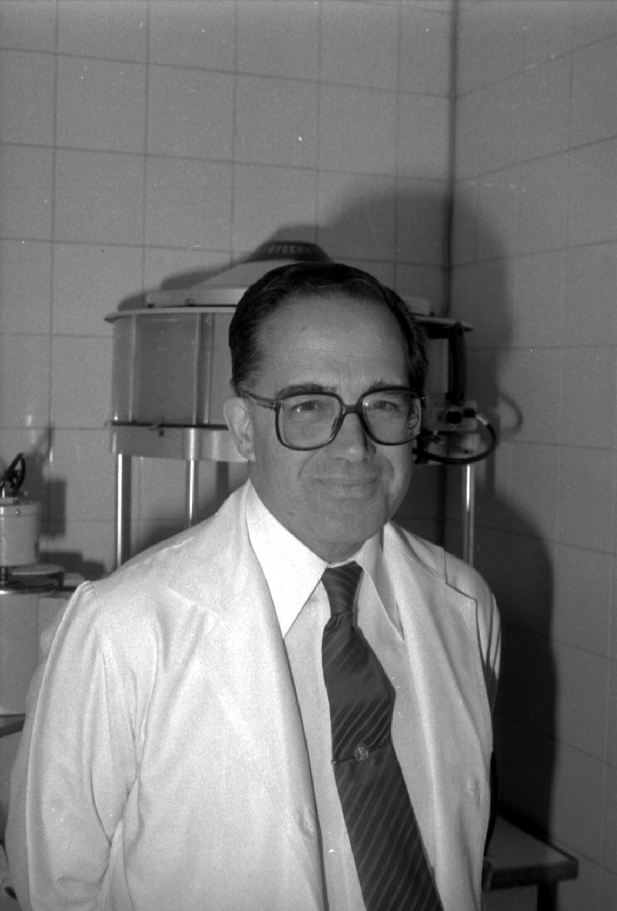 Gonzalo Herranz en su etapa como patólogo, especialidad desde la que cimentó su posterior reflexión ética sobre la práctica médica.