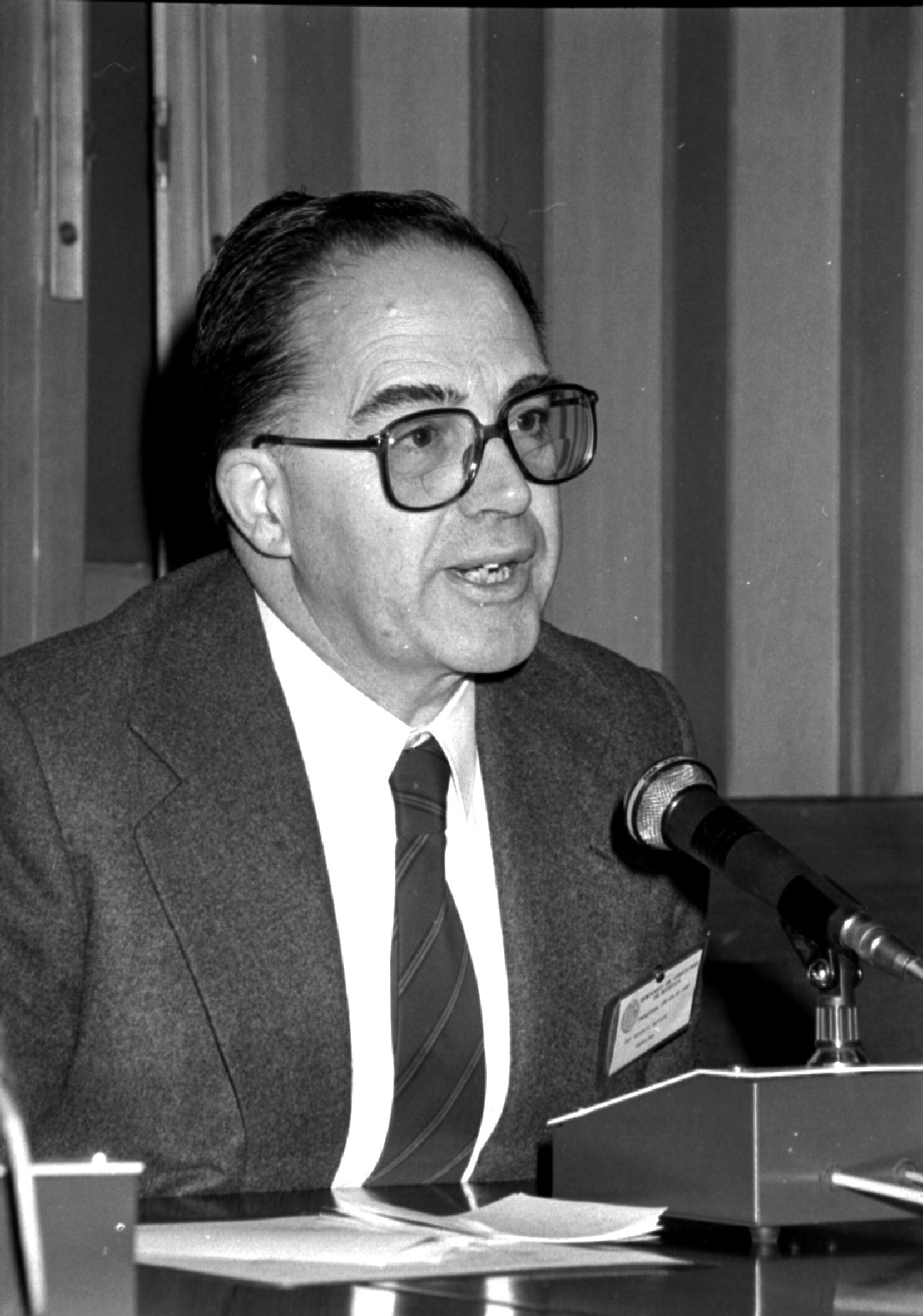 El profesor porriñés interviene en una conferencia, uno de los numerosos foros nacionales e internacionales en los que defendió el rigor científico y la dignidad del paciente.