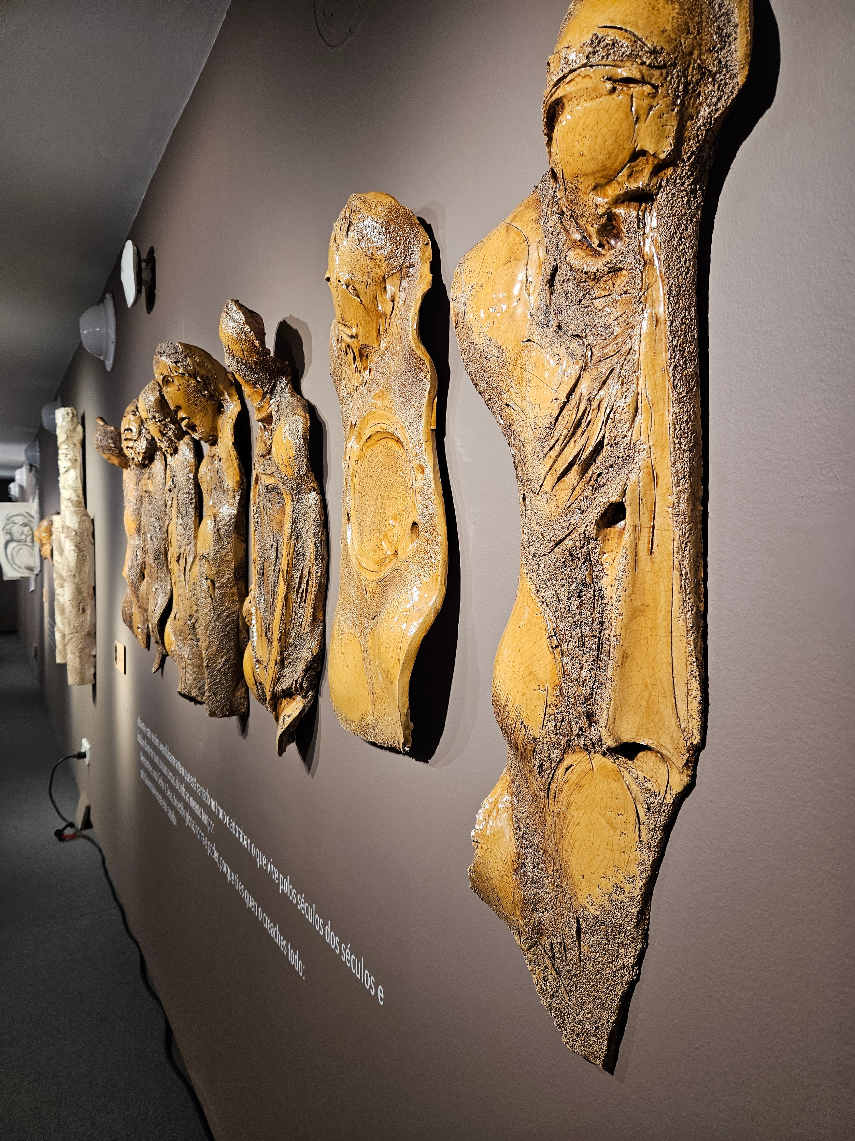 Conjunto de piezas de la muestra “Bosquexo para Mateo”, en las que Acisclo Manzano reinterpreta, desde el barro y la materia maleable, el legado del Maestro Mateo.