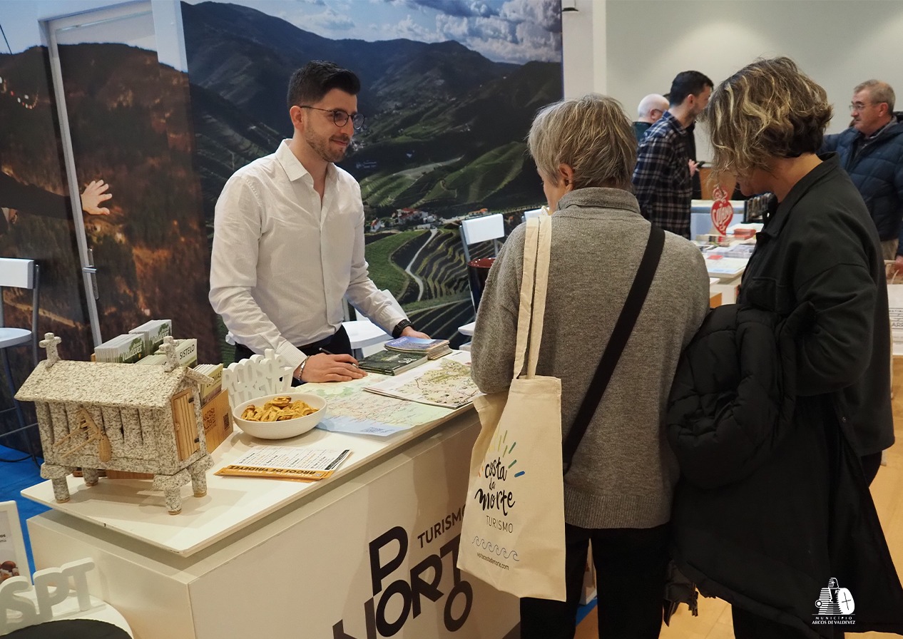 Representantes del municipio informan a los asistentes sobre rutas, mapas y propuestas turísticas de Arcos de Valdevez durante la Feria Internacional de Turismo de Navarra.