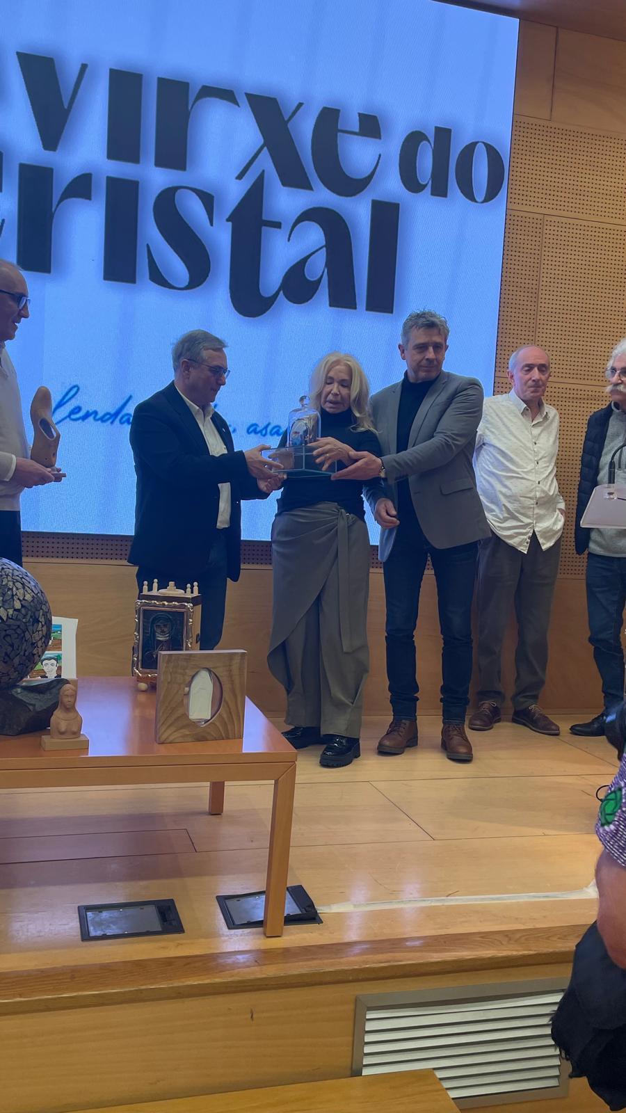 Momento da entrega e presentación dunha das pezas artísticas incluídas na publicación, nun acto que reuniu autores e representantes institucionais en Ourense.