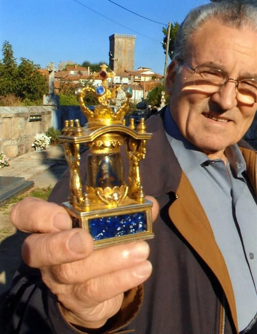 DON ADOLFO ENRÍQUEZ, crego de Vilanova dos Infantes asasinado hai once anos, amosa unha imaxe da Virxe do Cristal roubada. (Cabodano: 10 de marzo).
