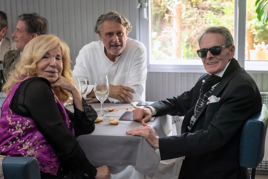 Carlos Orero, Barón Deverini, junto a su amiga Carmen Touza y Juan Urbaneja, en una jornada compartida que refleja la estrecha amistad que los unió durante décadas.