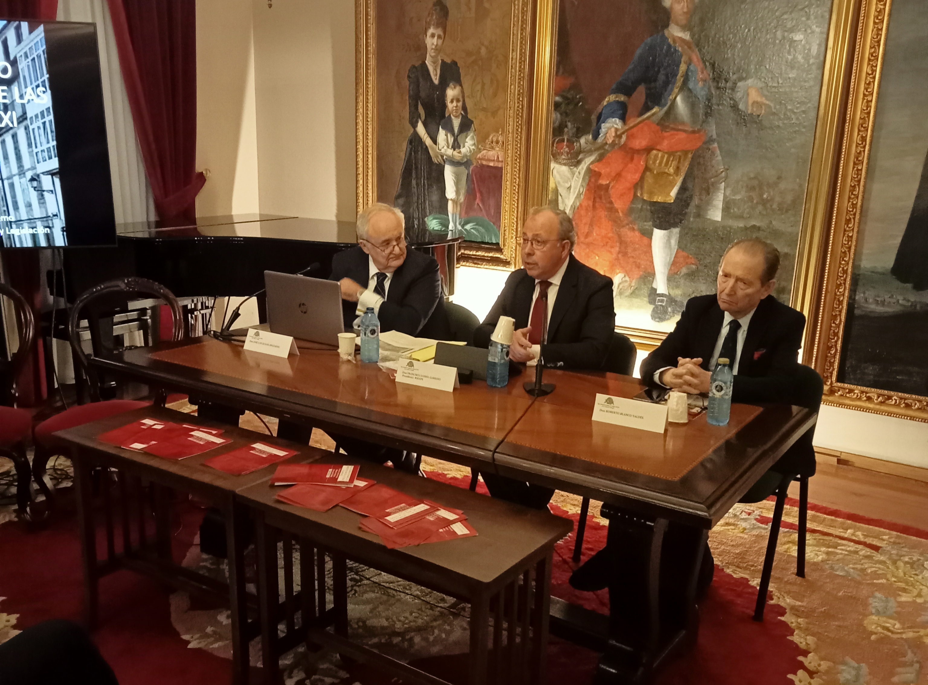 Un momento de la mesa de debate celebrada en la Real Sociedad Económica de Amigos del País de Santiago sobre los cambios sociales y el Derecho Privado en el siglo XXI, con la participación del magistrado del Tribunal Supremo José Luis Seoane Spiegelberg.