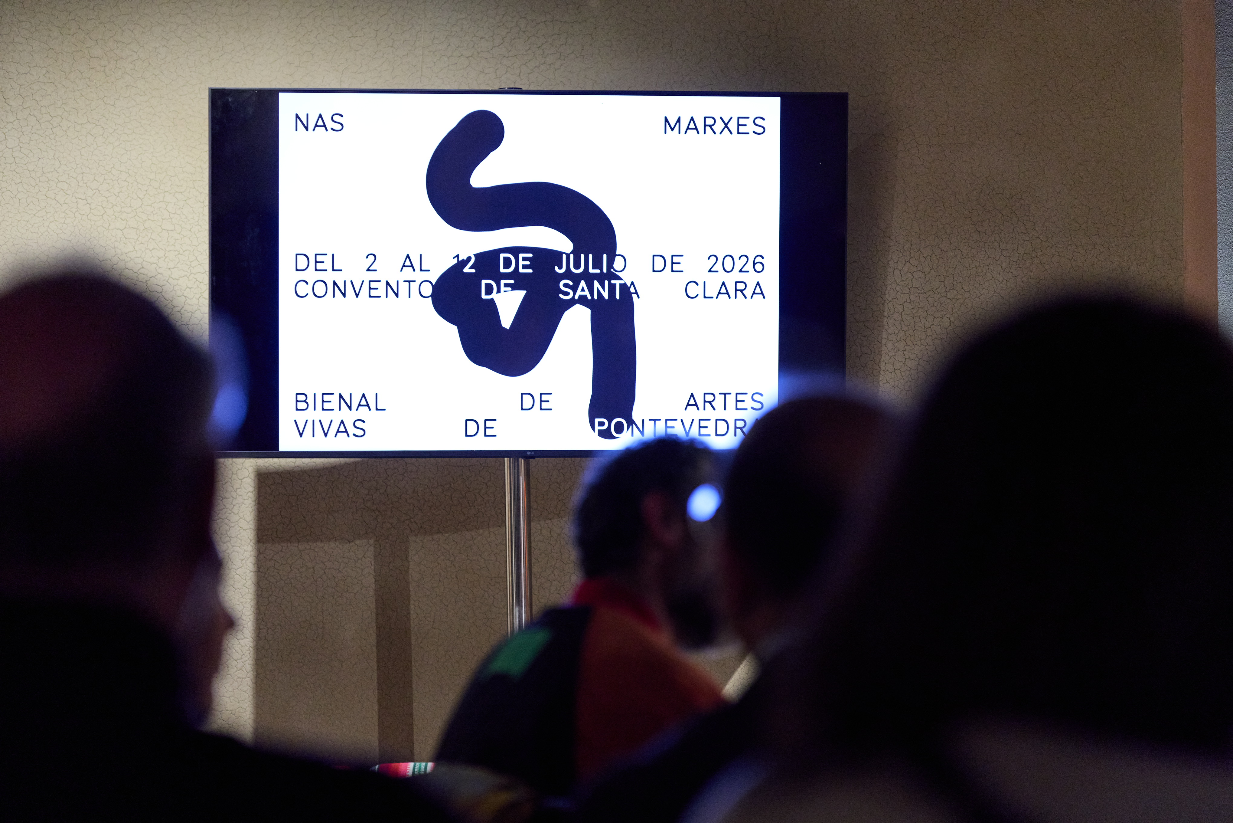 Pantalla con la imagen promocional de la Bienal de Artes Vivas de Pontevedra, presentada en ARCOmadrid, que se celebrará del 2 al 12 de julio en el convento de Santa Clara bajo el título Nas marxes.