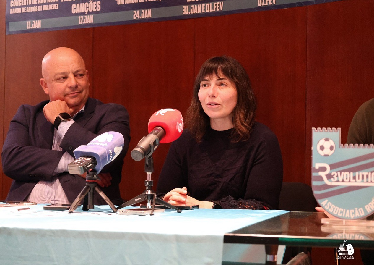 La vicepresidenta de la Cámara Municipal, Emília Cerdeira, interviene durante la presentación de la octava edición del torneo internacional de fútbol infantil Revolution Cup.