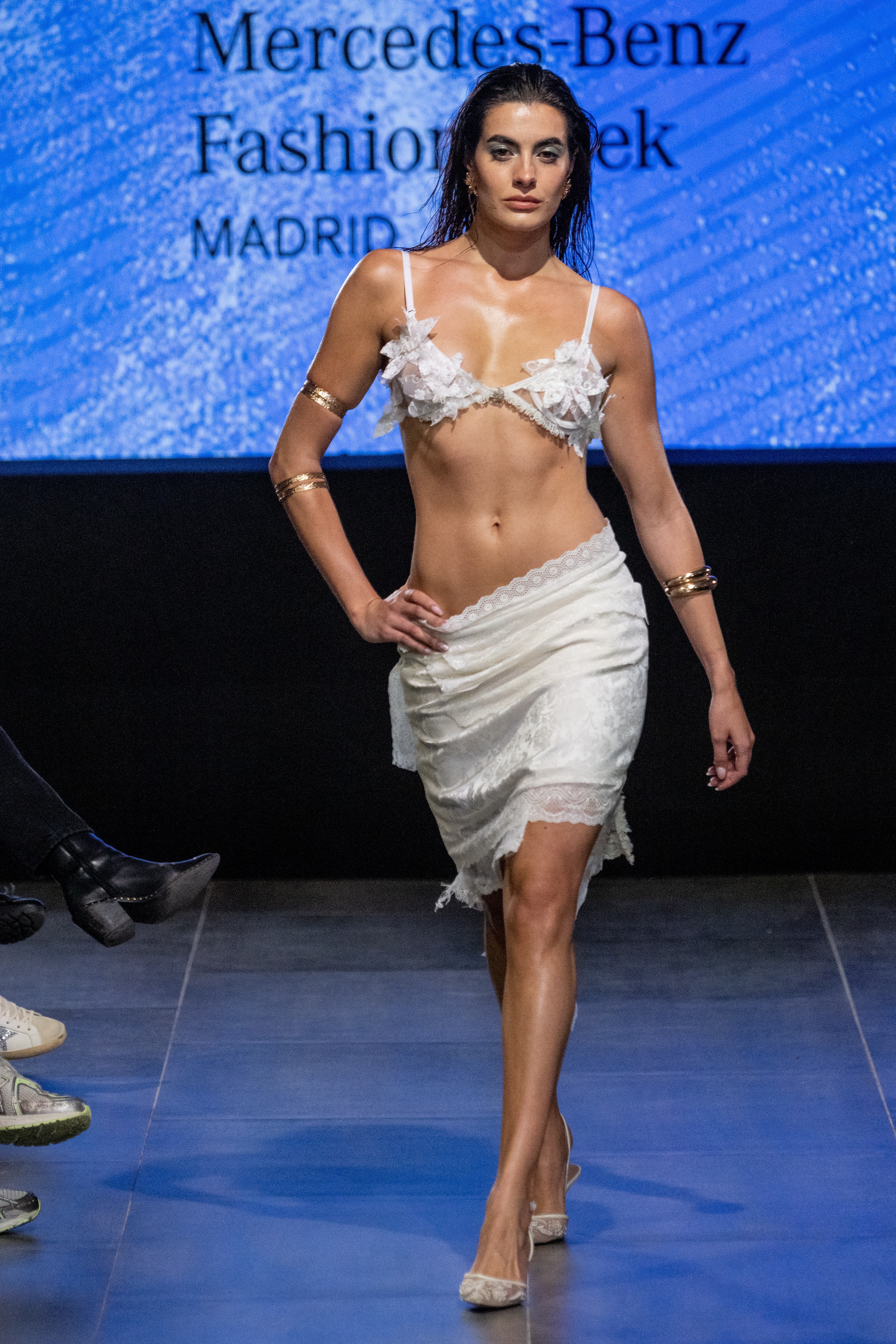 Propuesta de la colección “El Renacer”, con prendas de inspiración íntima y materiales que evocan transformación y delicadeza. JUAN NAHARRO GIMÉNEZ.