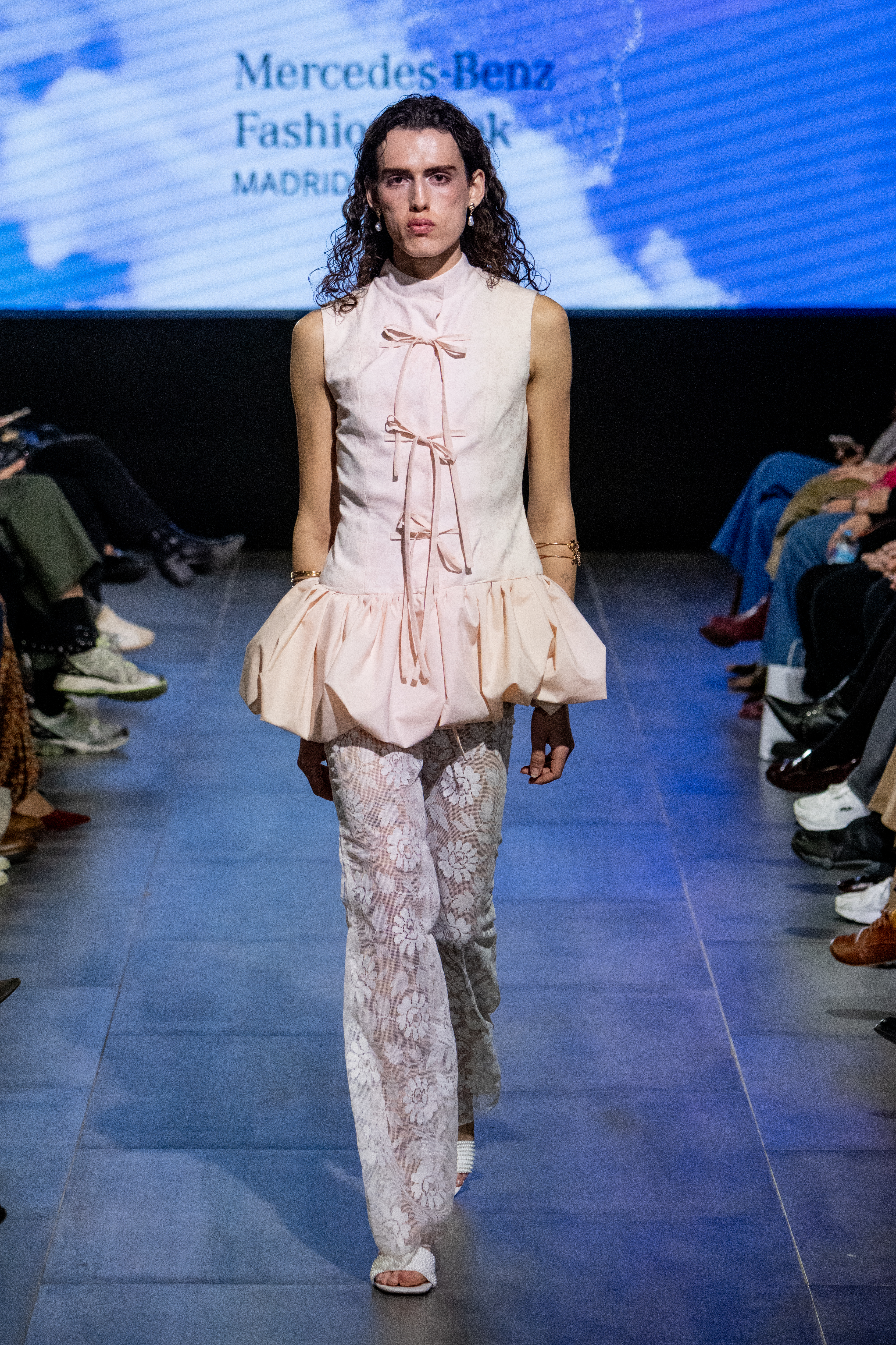 Diseño de estética orgánica y texturas florales dentro de la colección colectiva “El Renacer” en la pasarela madrileña. JUAN NAHARRO GIMÉNEZ.