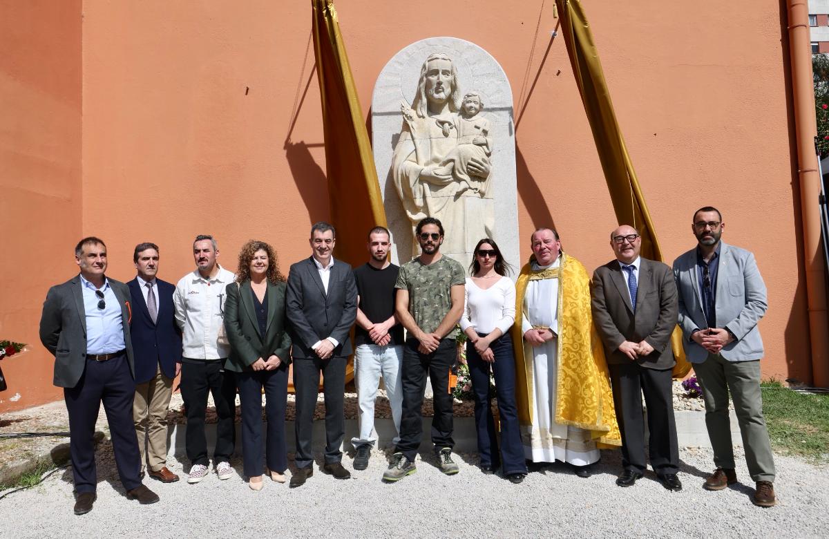 Acto de inauguración de la escultura de San Xosé en Campolongo, con la participación de vecinos, autoridades y una amplia representación institucional.