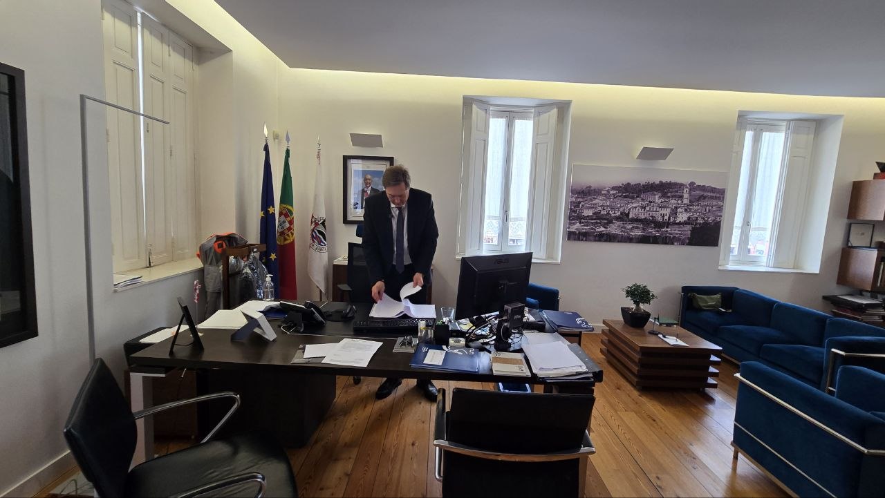El alcalde de Ponte da Barca revisa documentación en su despacho, donde impulsa el plan de inversiones del municipio.
