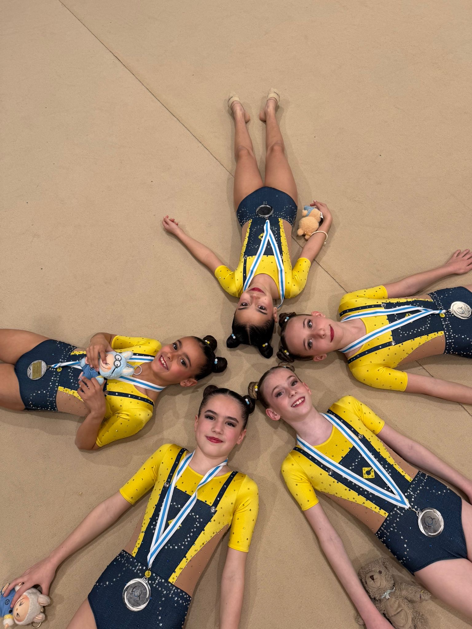 Conjunto del Club As Estelas posa con sus medallas tras una destacada actuación en la I Fase del Campeonato Provincial, donde lograron subir al podio y asegurar su clasificación para el Campeonato Gallego.