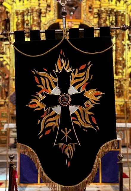 Nuevo estandarte de la Cofradía del Cristo del Consuelo, que acompañará la procesión del Silencio del Viernes Santo, destacando por su cruz celta sobre fondo negro y motivos en llamas.