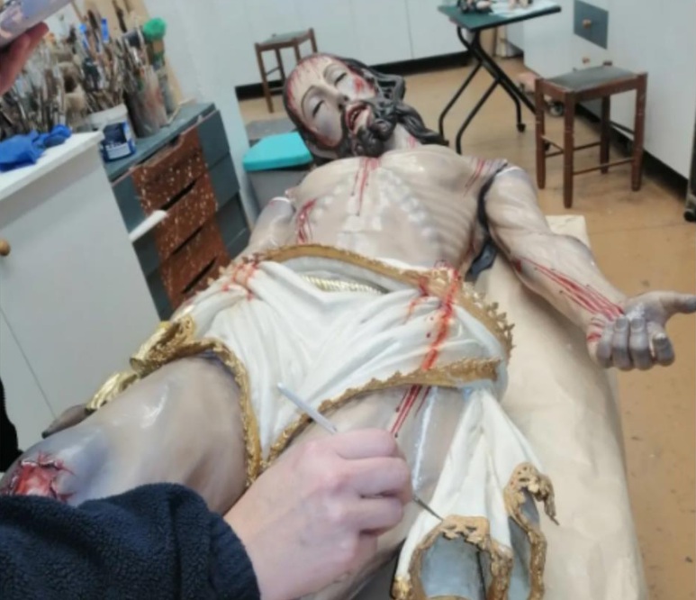 Intervención técnica sobre la talla articulada de Cerviño en el taller, centrada en la recuperación estructural y estética de la imagen.