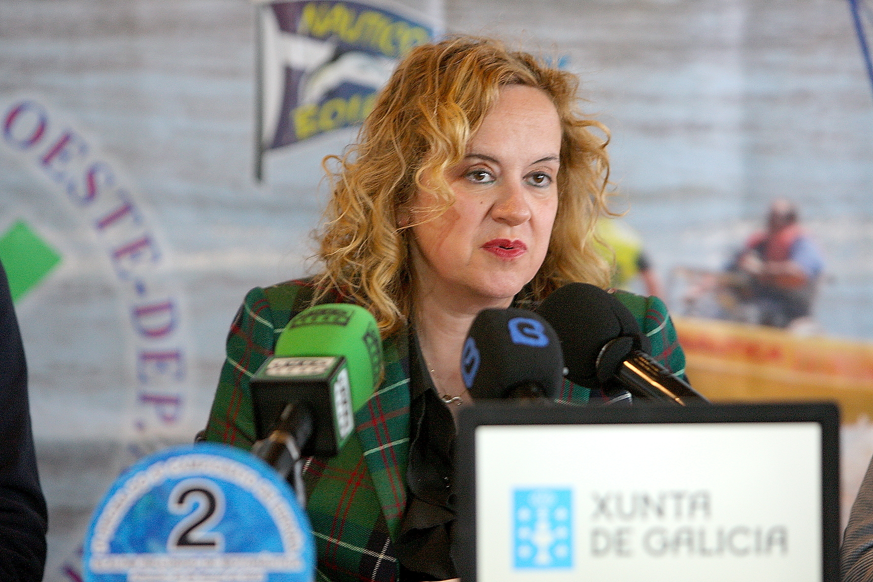 María del Mar Ferreiro, directora territorial de la Xunta, destaca el apoyo institucional al deporte inclusivo en la motonáutica.