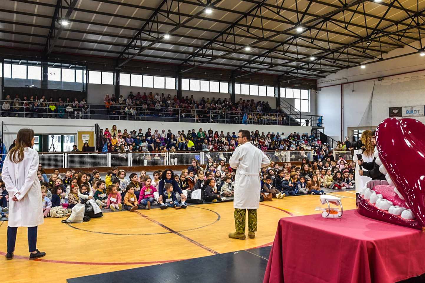 Máis dun milleiro de escolares asistiron ás actividades educativas sobre hixiene bucodental, nunha iniciativa que combinou formación, xogos e demostracións prácticas.