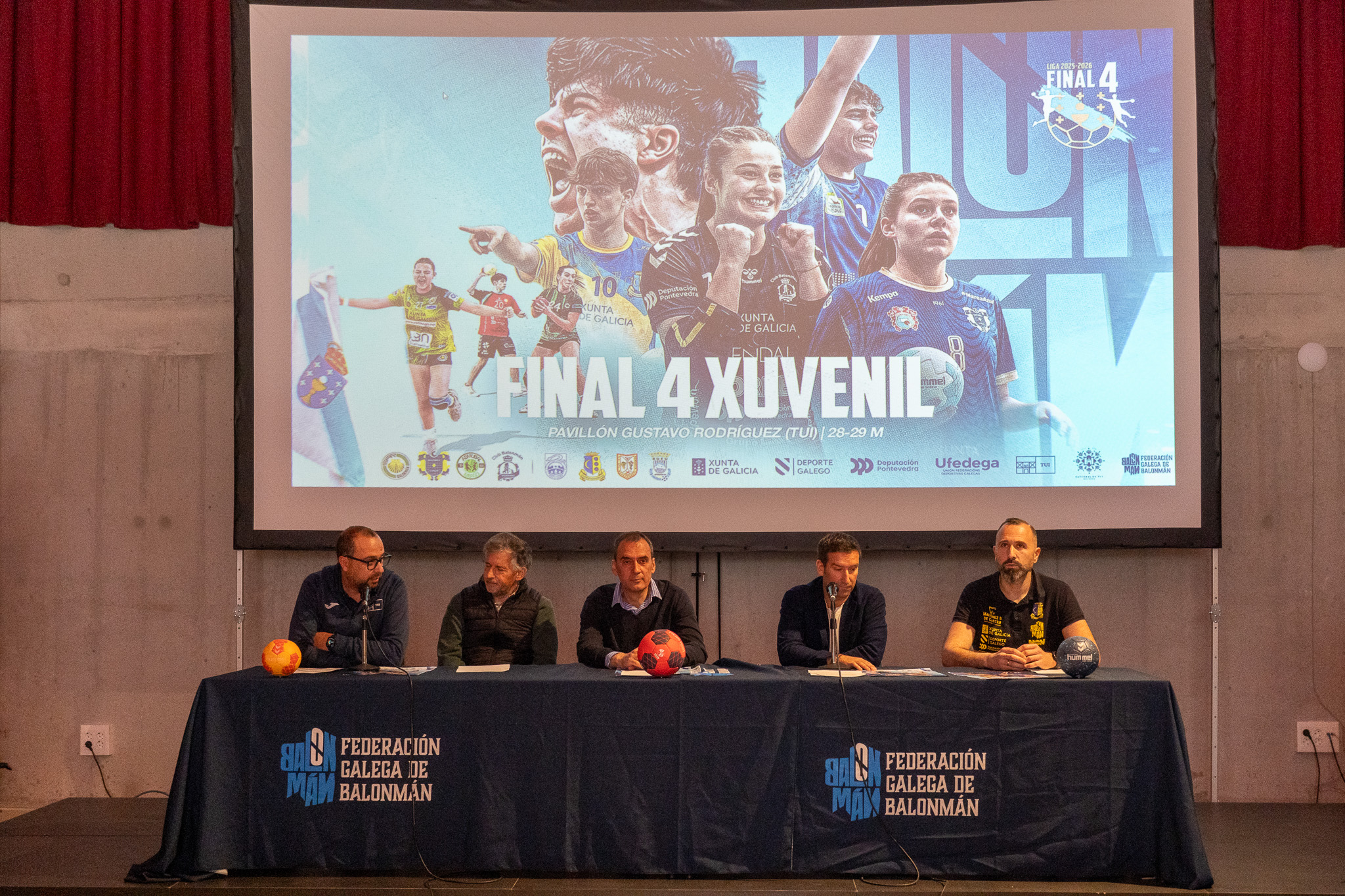 Presentación oficial de la Final a 4 juvenil de balonmano celebrada en el Espazo Sociocultural de Tui, con representantes institucionales y deportivos.