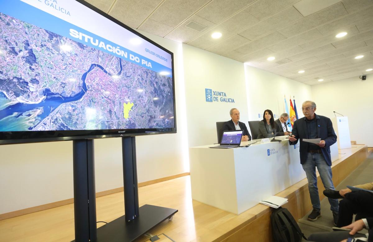 Presentación del proyecto de San Mauro en Pontevedra por responsables de la Xunta, con el ámbito de actuación señalado en el plano.