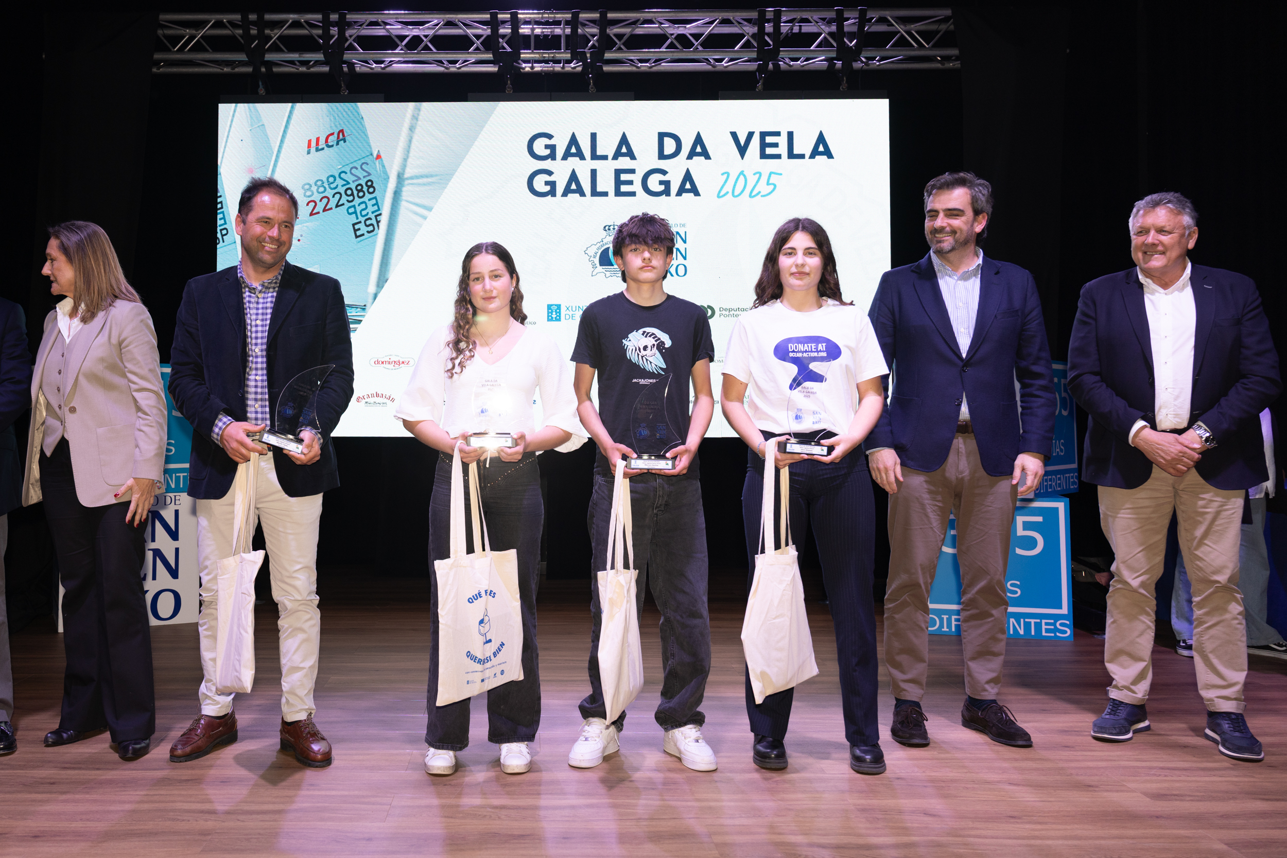 Jóvenes promesas del deporte náutico reciben sus galardones en una gala que destacó el relevo generacional de la vela gallega.